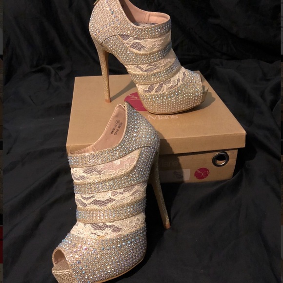 *NWT* Bella Marie BRAND NEW Gold booties Size 6. - Picture 8 of 8